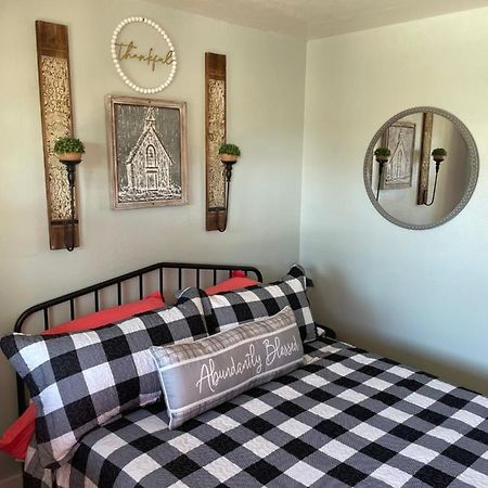 Millz Manor Hotel Fall River Mills ภายนอก รูปภาพ