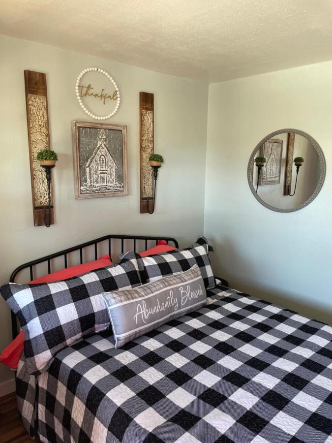 Millz Manor Hotel Fall River Mills ภายนอก รูปภาพ