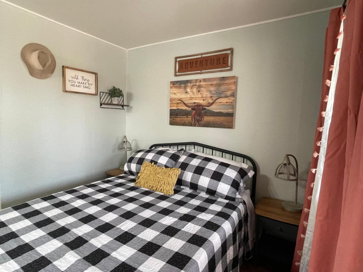Millz Manor Hotel Fall River Mills ภายนอก รูปภาพ